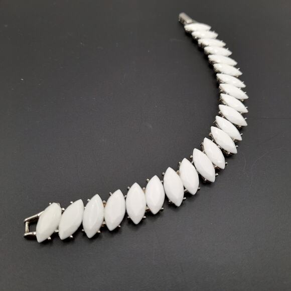 Vintage Crown Trifari White Milk Glass Link Bracelet, Silver Tone Jewelry, 7 In - Picture 7 of 9